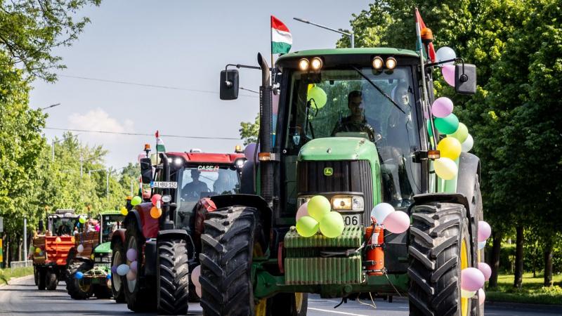 Neked nem volt traktoros ballagásod? Ne búsulj - most elhoztuk neked videón, hogy milyen élmény is lehet búcsúzni a középiskolától egy traktoron!