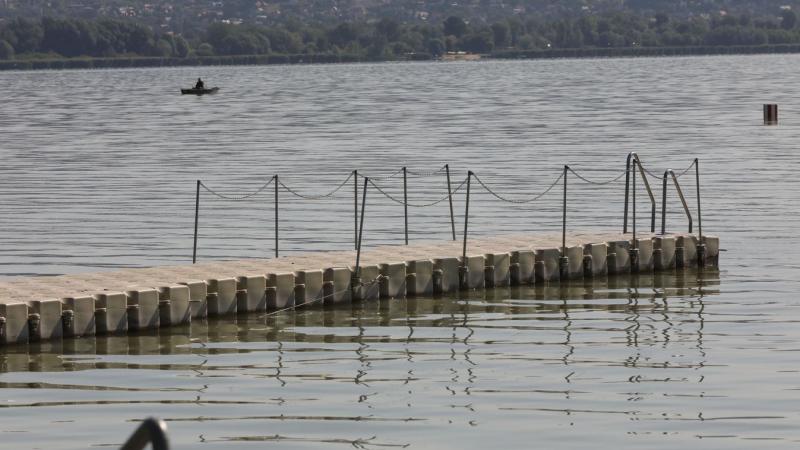 A Balaton vízszintje csökken, és ez a jelenség számos okra vezethető vissza. A klímaváltozás hatásai, a csapadék mennyiségének ingadozása és az emberi tevékenységek mind hozzájárulnak ehhez a problémához. A szép, kék vízfelület helyett, ami annyi emléket 