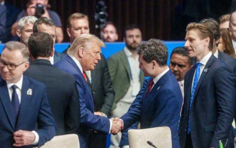 Nicușor Dan és Donald Trump barátságosan üdvözölték egymást a NATO-csúcstalálkozón, ahol a két politikai vezető találkozása különös figyelmet kapott.