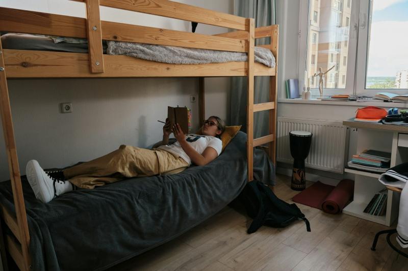 Az első durva koleszos élményem egy igencsak emlékezetes este volt. Képzeld el, hogy egy meztelen srác horkolt az ágyamban, miközben a szobában a barátaim nevetgéltek és próbálták felébreszteni. Az egész helyzet abszurdnak tűnt, és azt hiszem, nekem is el