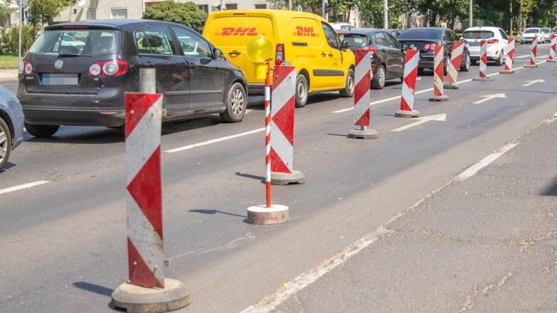 A Fő utca forgalma csak egy sávon lesz engedélyezve, ezért a hajdú-bihari város lakóit türelemre intik.