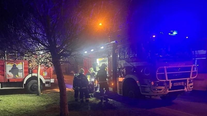 Felrobbantak a gázpalackok, és lángra kaptak a személyautók.