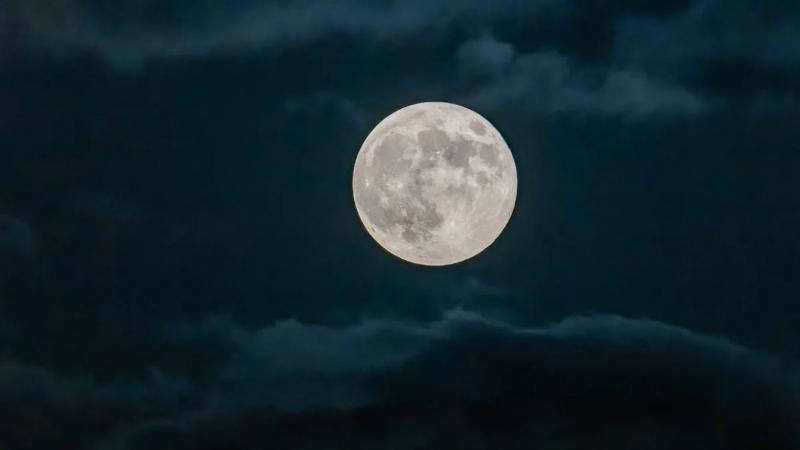 Íme, hogyan érkezik meg a szuperhold Veszprém fölé, miközben egy lenyűgöző meteorraj is vár ránk.