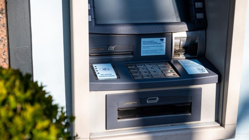 Készpénzfelvétel: eltűnnek a 100 ezer forintos limitet kínáló bankautomaták.