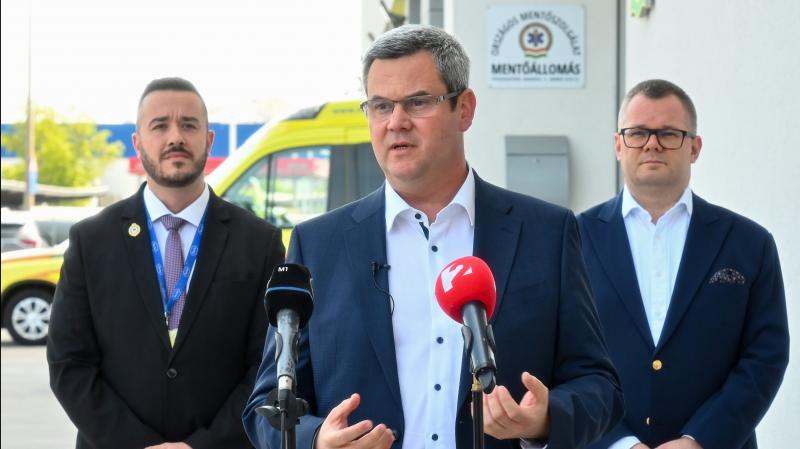 Takács Péter: A Brüsszel és a Tisza Párt közötti politikai egyezkedések gátat szabnak a kórházak és mentőállomások fejlesztésének.