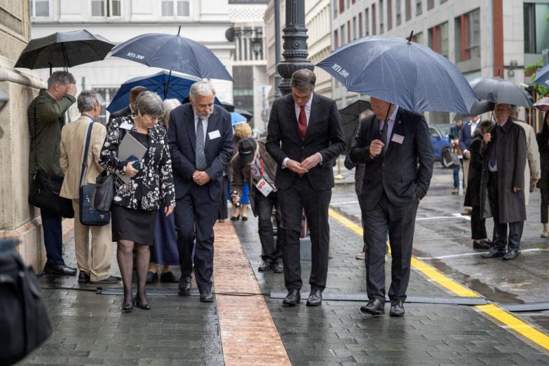Az idő folytonos áramlása megállíthatatlan - emlékek felidézése és rejtett üzenetek a 200 éves Magyar Tudományos Akadémia jubileumi közgyűlésén.