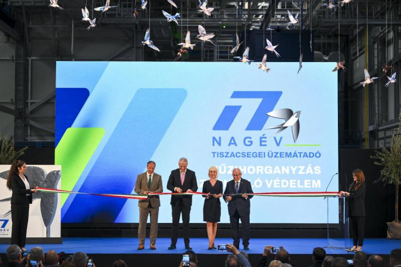 Nagyvállalati Beruházási Támogatási (NBT) program keretében ünnepélyesen átadták a Nagév tűzihorganyzó üzemét Tiszacsegén. Az esemény jelentős mérföldkő a helyi gazdaság számára, hiszen a beruházás új lehetőségeket teremt a munkaerőpiacon és hozzájárul a 