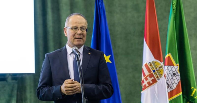 Navracsics Tibor véleménye szerint a multilaterális politika kulcsszerepet játszik Magyarország érdekének érvényesítésében. Az interjúban kiemeli, hogy a nemzetközi együttműködés és a globális párbeszéd elengedhetetlenek ahhoz, hogy a hazánk számára kedve