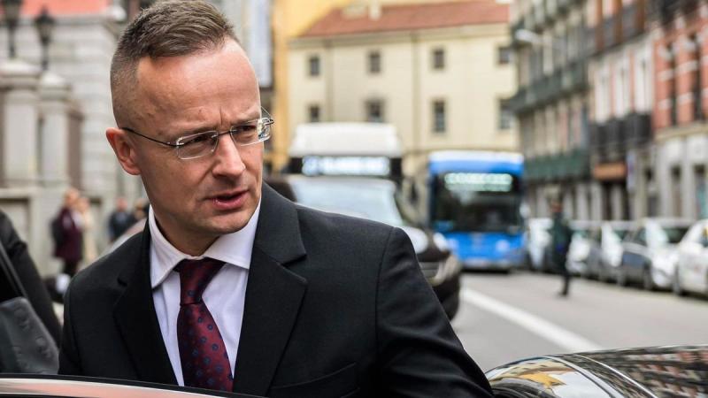 Szijjártó élő adásban számolt be arról, hogy telefonbeszélgetést folytatott Lavrovval az Iránban zajló események kapcsán. (VIDEÓ)