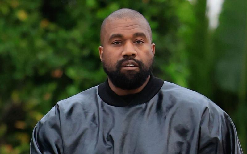 Kanye West, más néven Ye, Pozsonyba látogat - több ezer ember fejezi ki nemtetszését a fasizmust népszerűsítő rapper koncertje ellen.