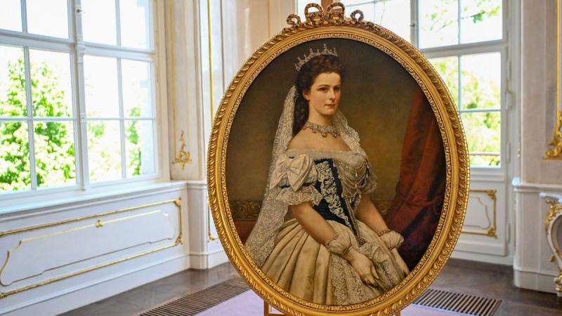 A Gödöllői Királyi Kastély frissen megszerzett ismeretlen Sisi-portrét mutatott be, amely újabb izgalmas darabbal gazdagítja a Habsburg császárné életéről és örökségéről szóló kiállítását. Az alkotás felfedezése új fényt vet a történelmi személyiségre, és