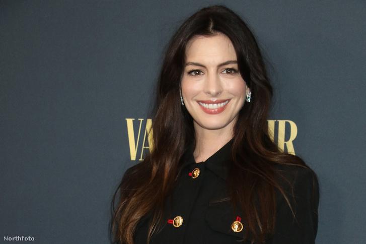 Megérkeztek az első felvételek, így már láthatjuk, hogyan készül Anne Hathaway Az ördög Pradát visel 2 című filmjének új része.