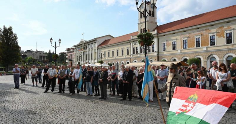 A magyar kormány határozottan kiáll a nemzeti összetartozás eszméje mellett, hangsúlyozva e fontos érték jelentőségét a közösségünk megerősítésében. | Demokrata