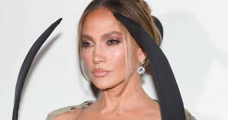 Jennifer Lopez 17 éves ikrei, Max és Emme, ragyogóan pózoltak a vörös szőnyegen anyjukkal a legújabb premier eseményén. A családi pillanatok tele voltak boldogsággal és büszkeséggel, miközben Jennifer mellettük állva megosztotta a reflektorfényt a gyermek